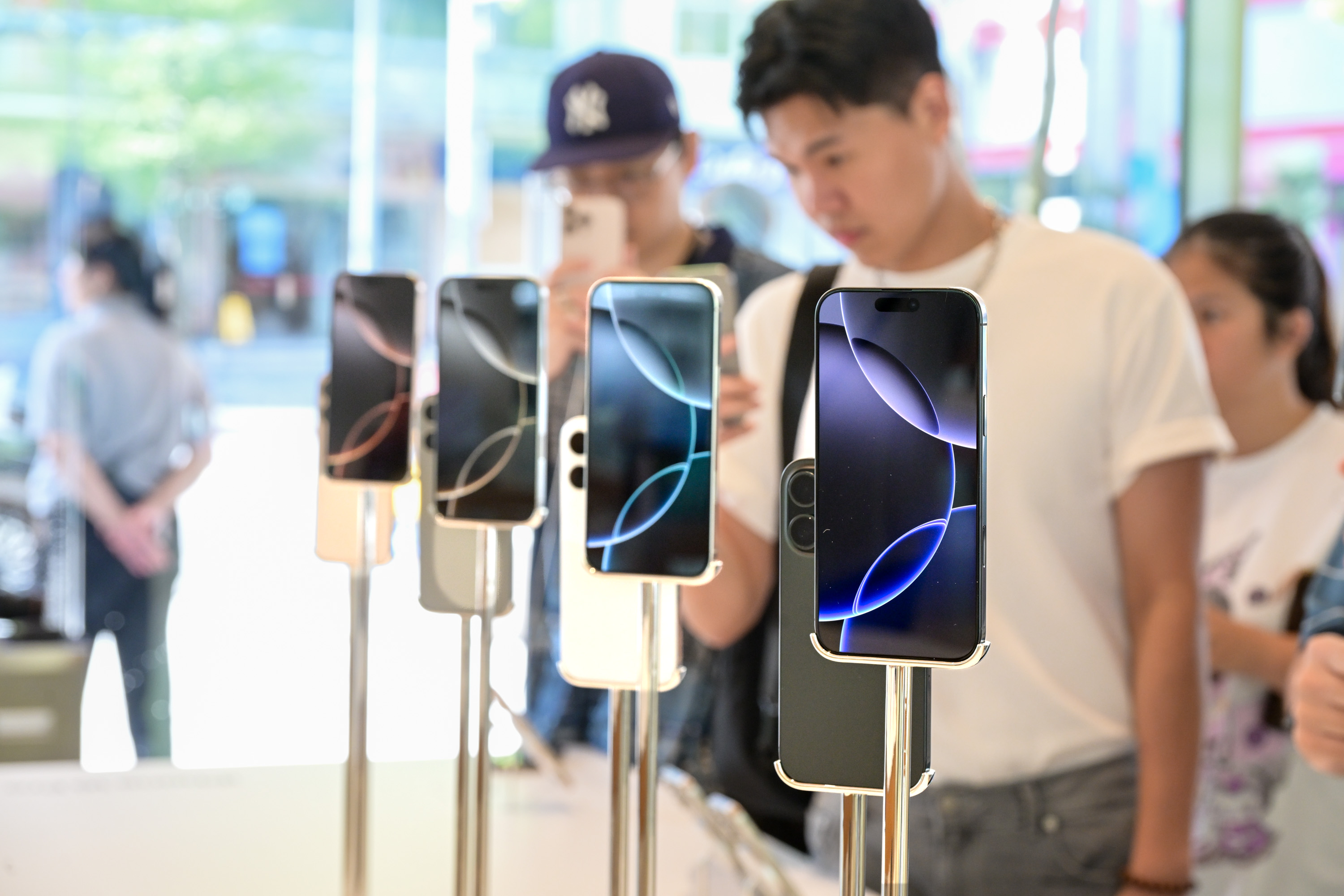 專家表示,AI功能可能正在悄悄消耗手機電量。圖為iPhone 16。(宋碧龍/大紀元)