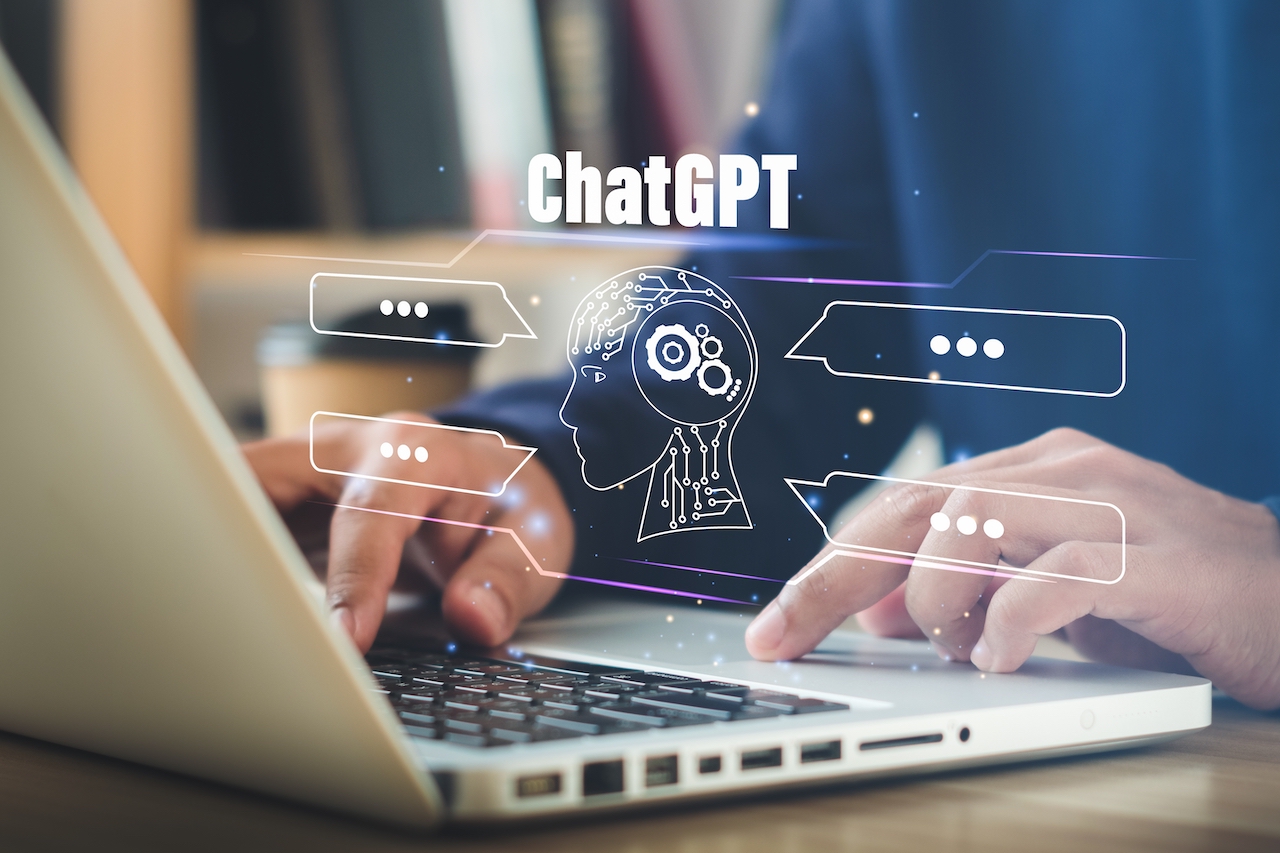 一名男子在使用ChatGPT。示意圖。(Shutterstock)