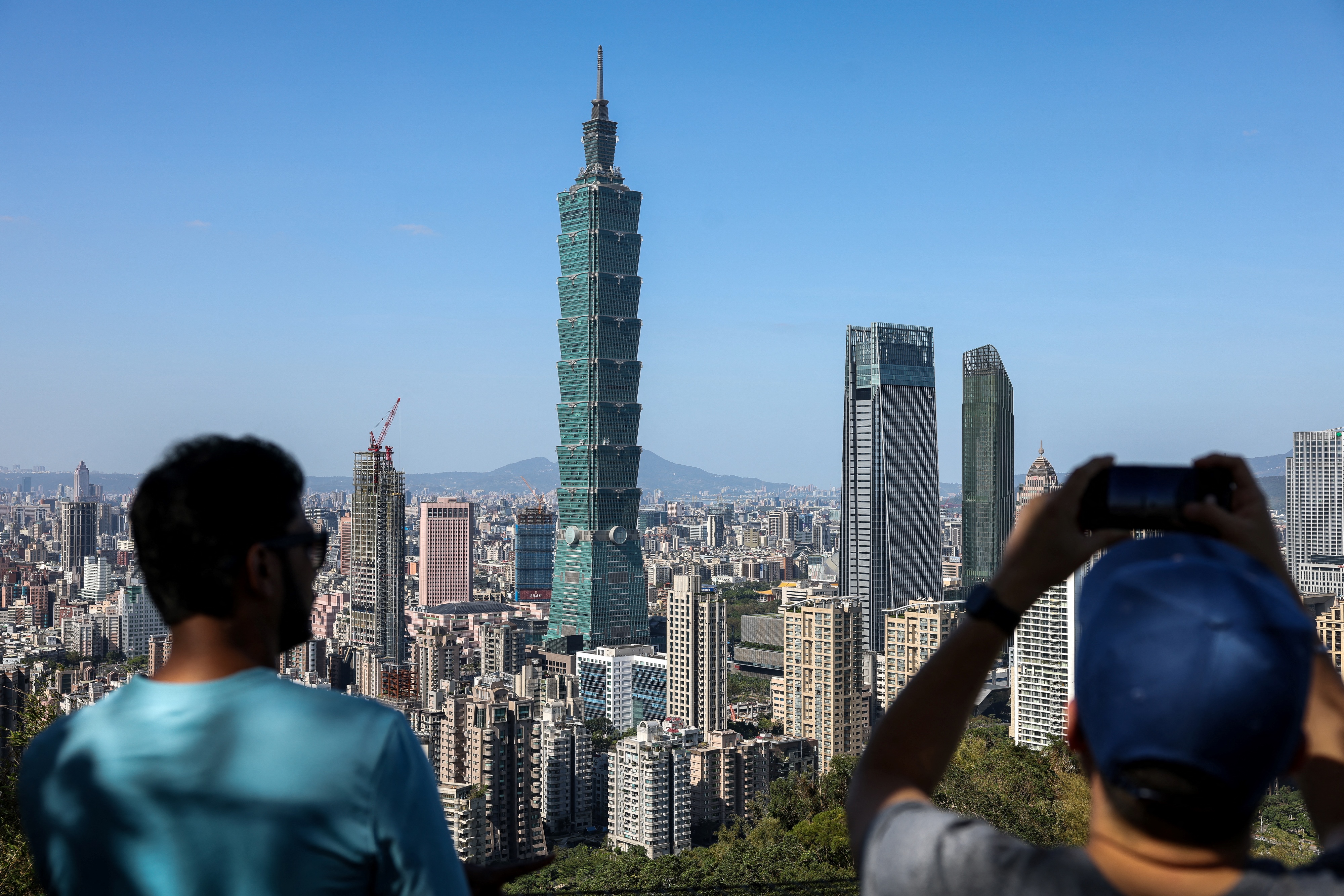 遊客在台灣象山觀賞台北101大樓。(I-Hwa Cheng/AFP via Getty Images)