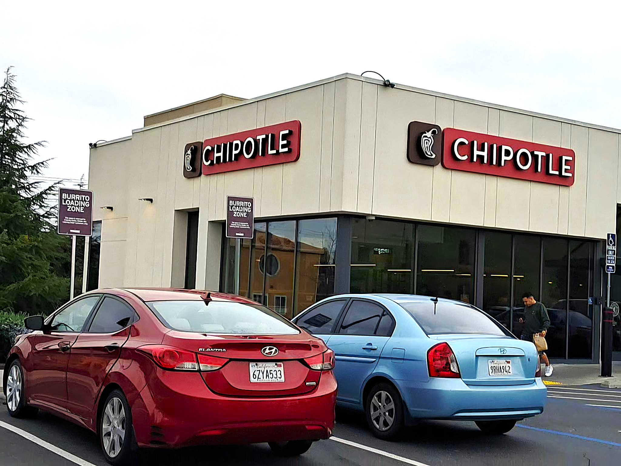 奇波雷墨西哥燒烤(Chipotle)員工每天需手工切洋蔥、香菜、甜椒、生菜等。圖為加州一家Chipotle分店。(黃雲/大紀元)