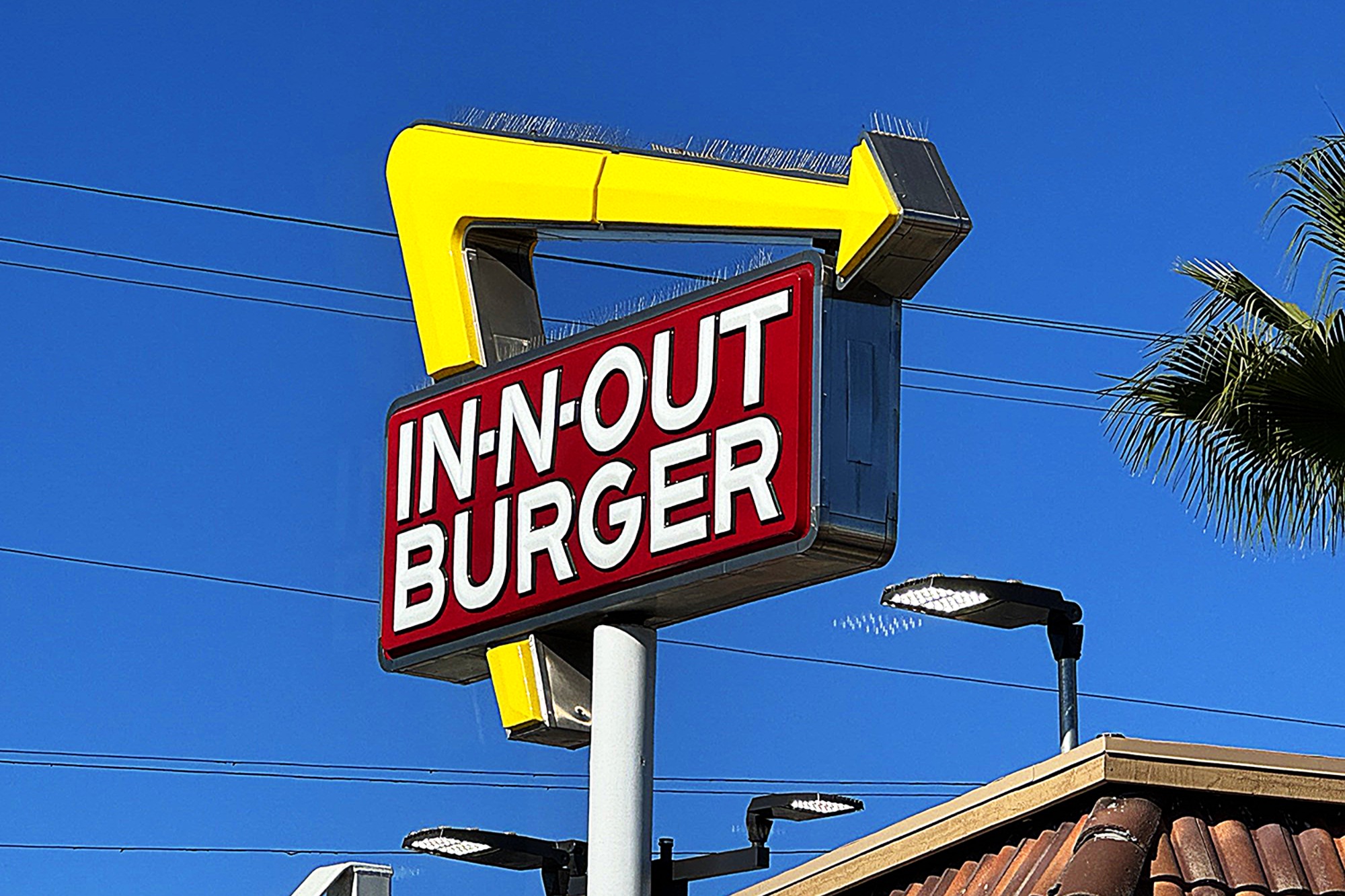 洛杉磯一間In-N-Out漢堡(In N Out)餐廳的廣告牌。(姜琳達/大紀元)