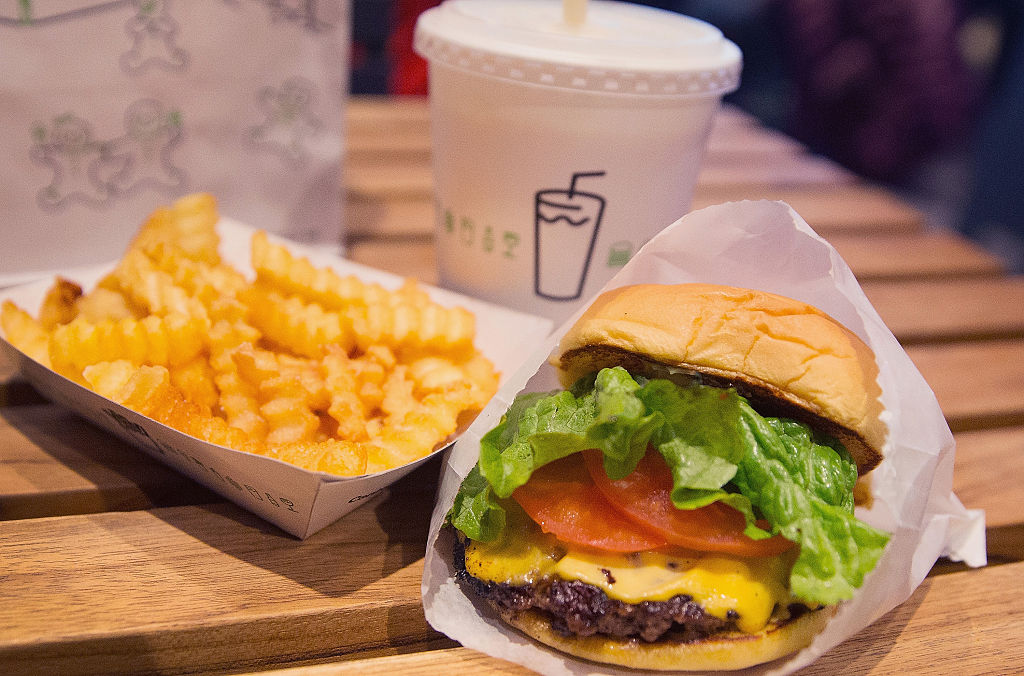 速食連鎖店Shake Shack供應的起司漢堡與薯條。(Scott Olson/Getty Images)
