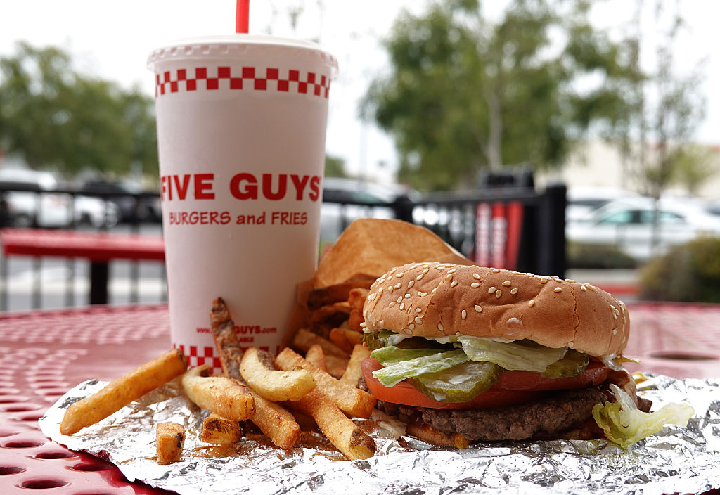 美國速食連鎖店Five Guys的經典套餐。(Justin Sullivan/Getty Images)