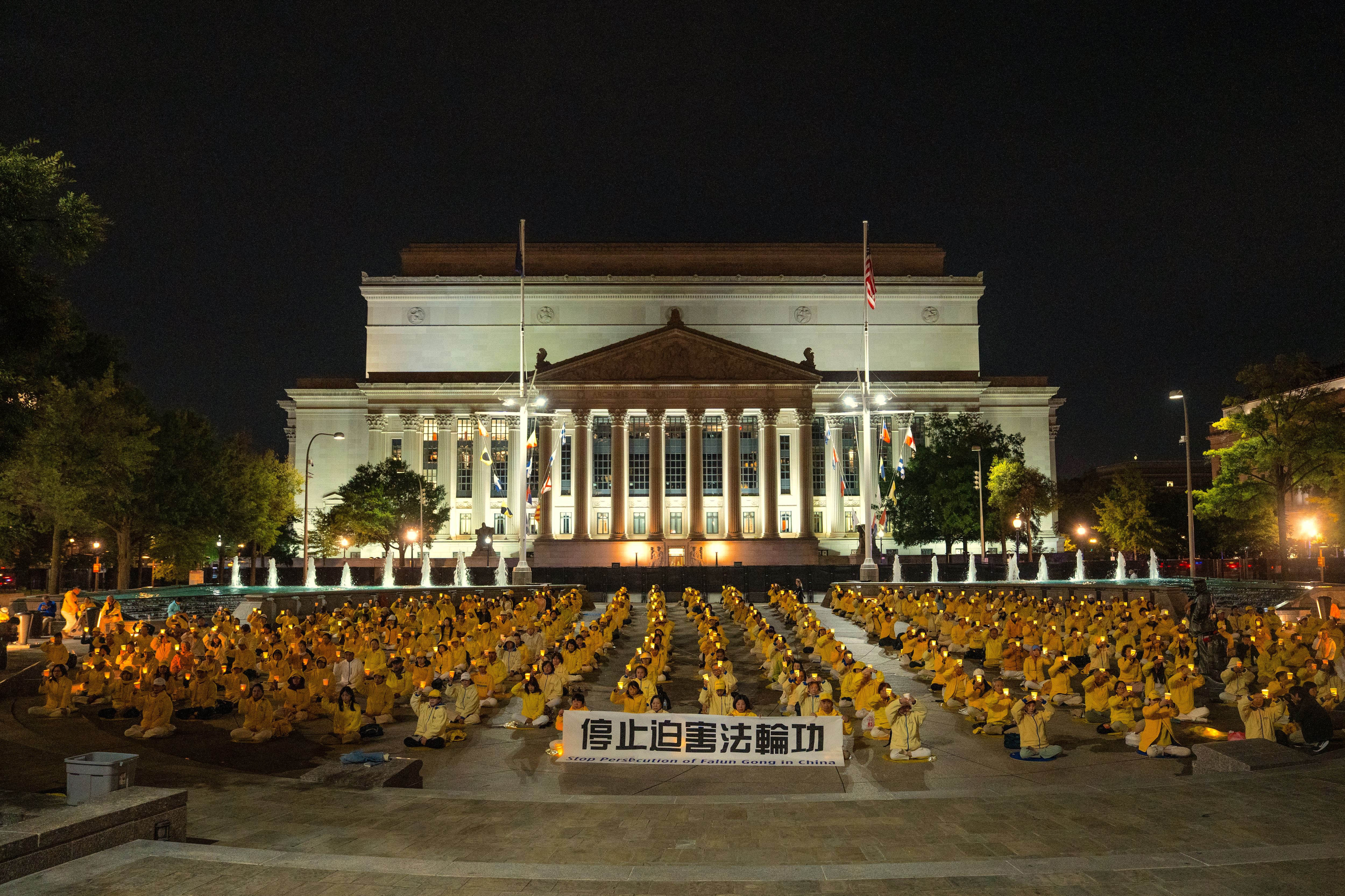 2026年9月24日，法輪功學員和美國國會議員、人權領袖等在美國首都華盛頓DC舉行集會，呼籲停止中共對法輪功的迫害。圖為法輪功學員燭光夜悼。 （Samira Bouaou／英文大紀元）