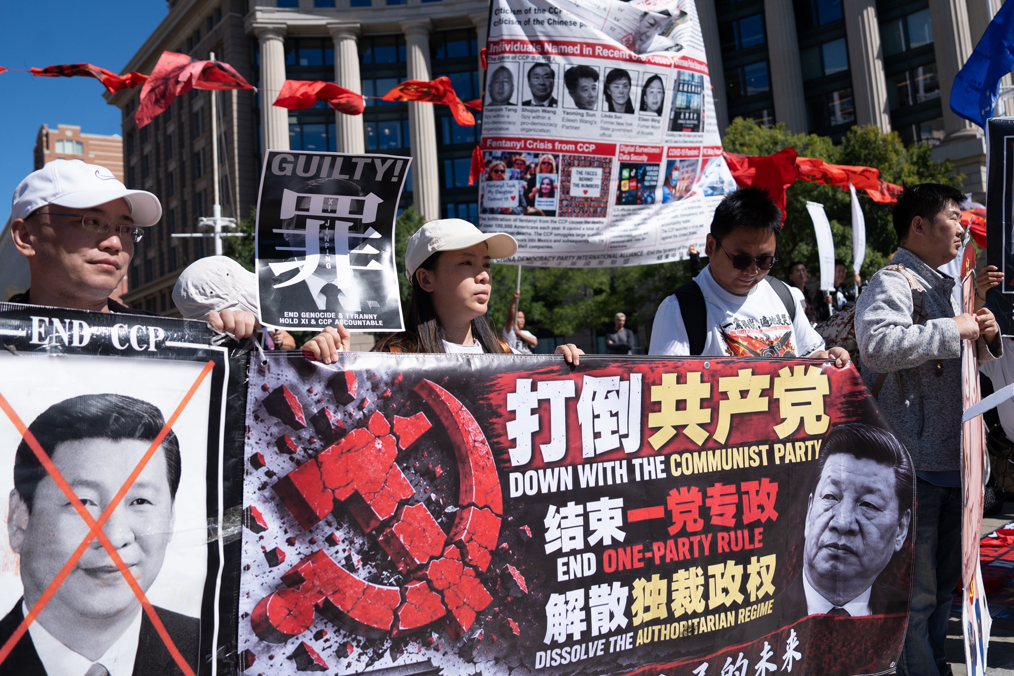 2026年9月25日，數個民運團體聚集在美國國家檔案館前，抗議中共黨魁習近平訪美，高呼要求習近平和中共下台。（Samira Bouaou／英文大紀元）