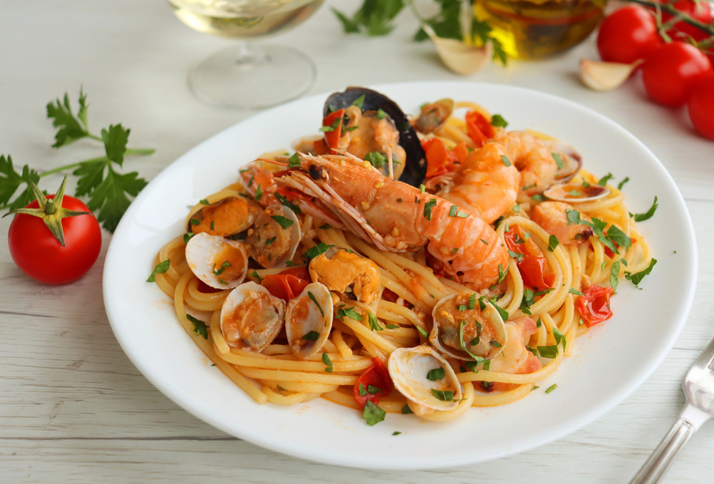 意大利美食白葡萄酒蝦子意麵。(Shutterstock)