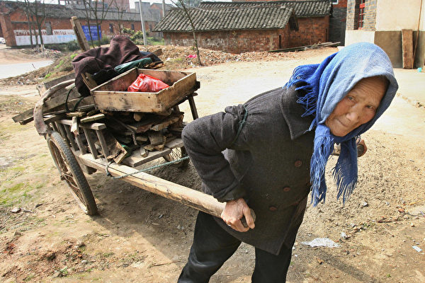 圖為中國江西省九江的一位老人。(Mark Ralston/AFP/Getty Images)