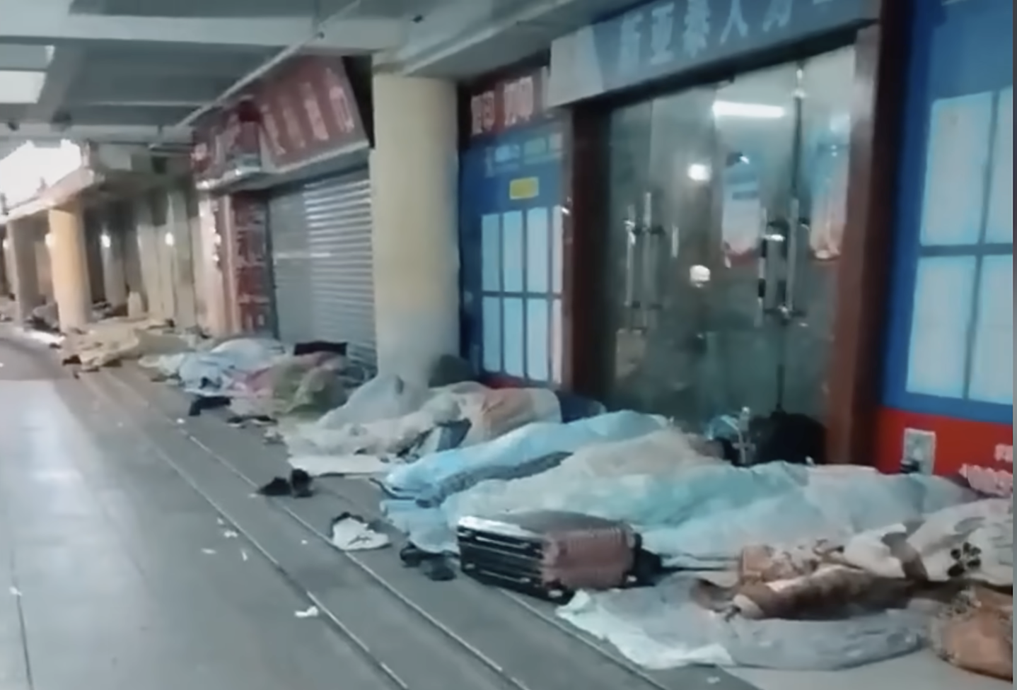 資料照:中國街頭露宿者。(視頻截圖)